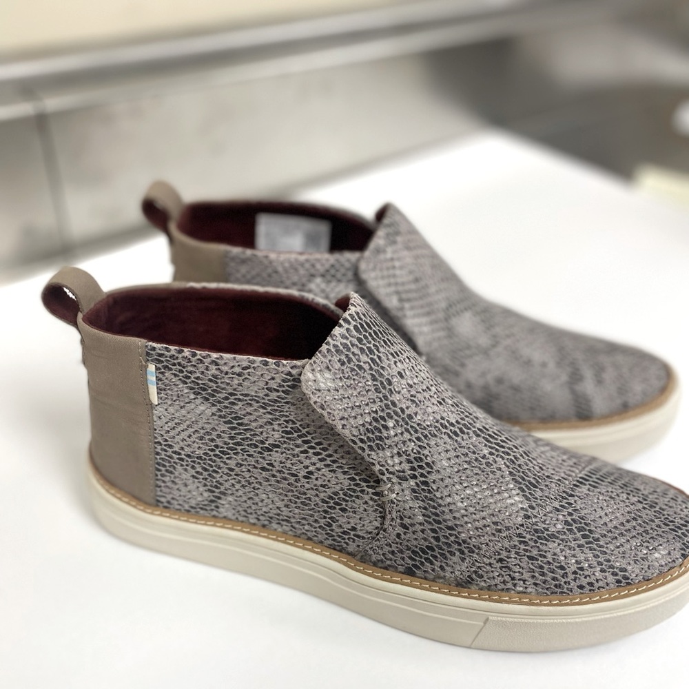 TOMS Paxton shoes! Size 8. New without tag! Never worn shoes.